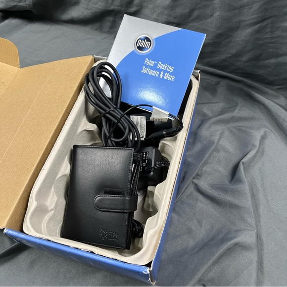 Palm Handheld m515 with Black Leather Case - Picture 5 of 7